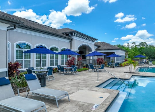 pool and sundeck at The Reserves at Alafaya apartments