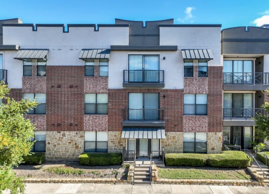 exterior view of Soho Parkway apartments McKinney, TX