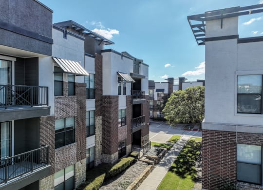 exterior view of Soho Parkway luxury apartments McKinney, TX