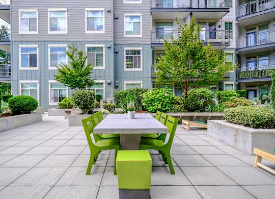 outdoor courtyard with al fresco dining at Elan Redmond apartments
