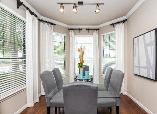 Falls at Eagle Creek apartments dining area
