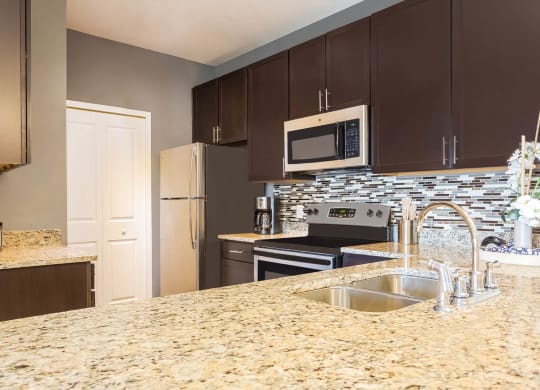 Reserves at Alafaya apartments luxury kitchen