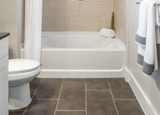 a bathroom tub tile surrounds at Tinsley on the Park apartments 