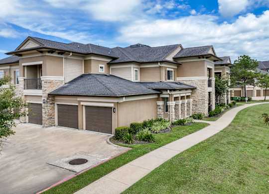 The Falls at Copper Lake apartments with garages in Houston