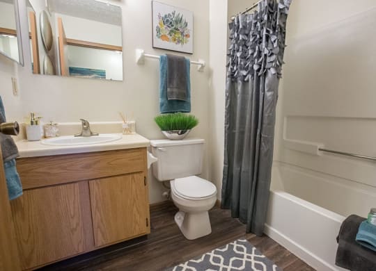Bathroom With Bathtub at Sterling Park Apartments, Grove City, Ohio