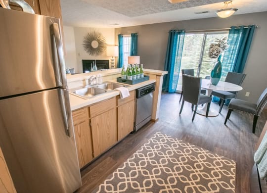 Kitchen With Dining Area at Perimeter Lakes Apartments, Dublin, 43017
