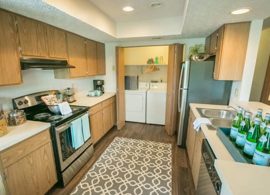 Fully Equipped Kitchen at Perimeter Lakes Apartments, Dublin, OH