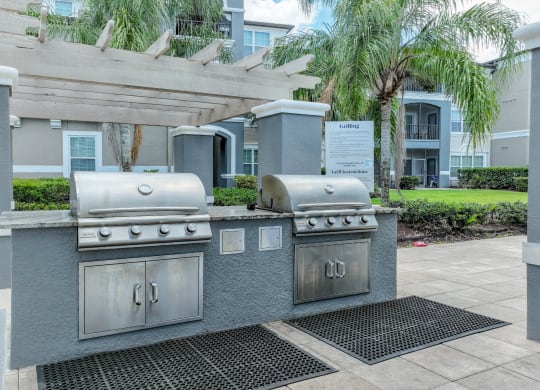 outdoor grilling area at The Reserves at Alafaya apartments