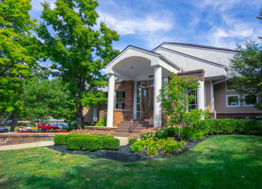 Exterior View at Saw Mill Village Apartments, Columbus, OH, 43235