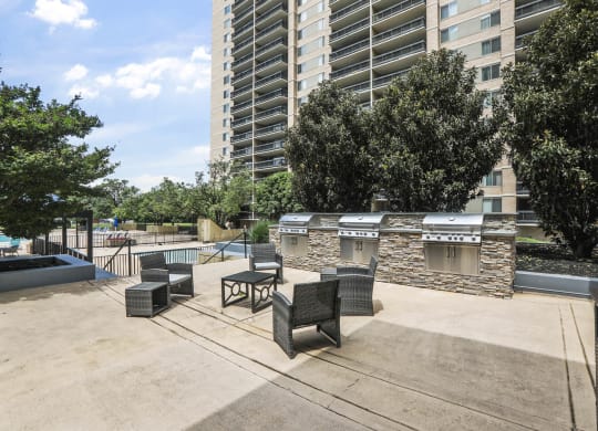 Skyline Towers apartments outdoor grilling with comfortable seating
