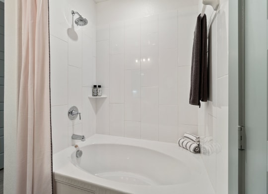 bathroom bath tub at Reveal Skyline at La Cantera, San Antonio
