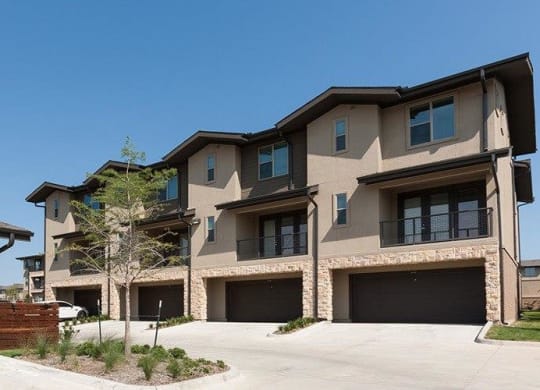 Attached and Detached Garages at Berkshire Medical District, Texas