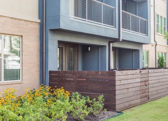 Courtyard Garden Space at Berkshire Medical District, Dallas, TX