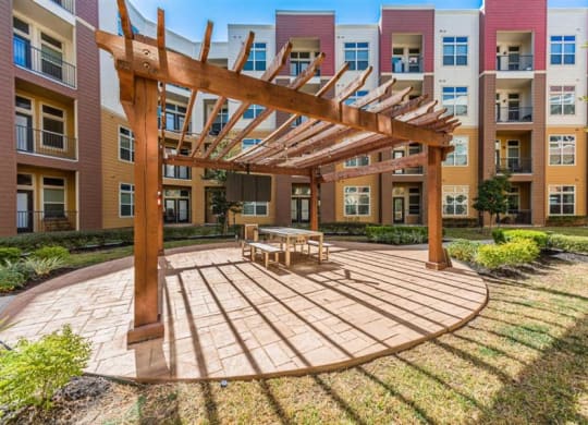 outdoor picnic area at Aspire at 610 apartments