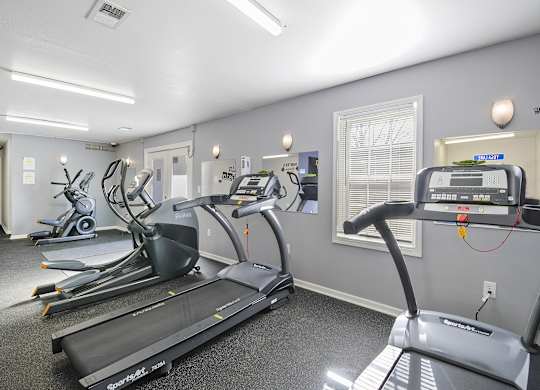 Apartments with a fitness center in Kalamazoo. Treadmills in a gym in Hunter's Ridge Apartments near WMU