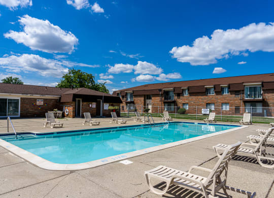 Apartment with swimming pool and outdoor pool in Warren, MI