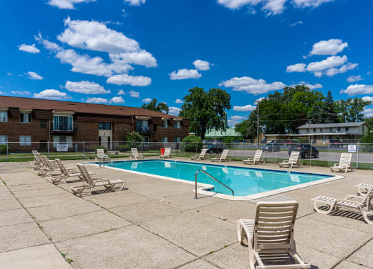 Apartment with swimming pool in Warren, MI