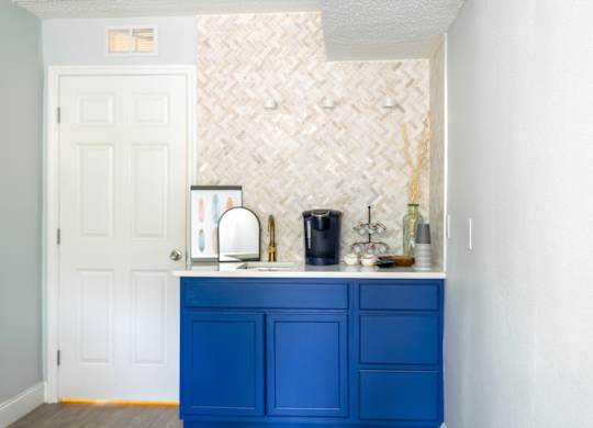 The coffee bar in the office at Ridge Apartments