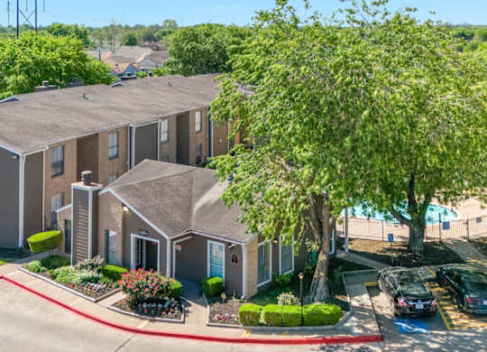 kirkwood Landing clubhouse, pool, parking, and large lush tree