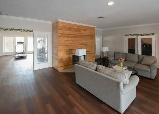 the office and resident clubhouse with comfortable furnishings at Winford Place Apartments for rent in Orlando
