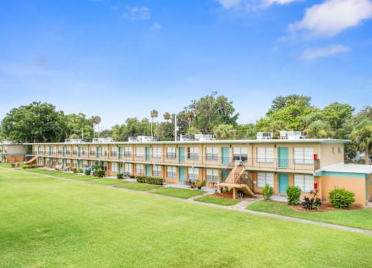 lushly landscaped Park Apartments in beautiful Daytona Beach, FL