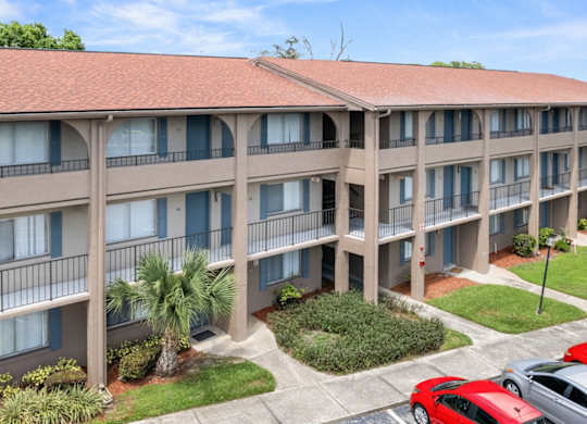 Waterview Crossing Apartments in Orlando, FL with ample parking in front