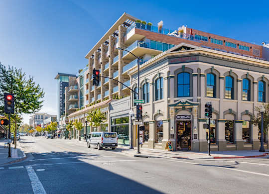 Nearby shopping and buildings near The Braydon in Napa CA