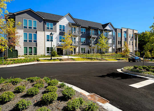 Building Exterior Garden at Wayfern Apartments in Sandy Springs GA