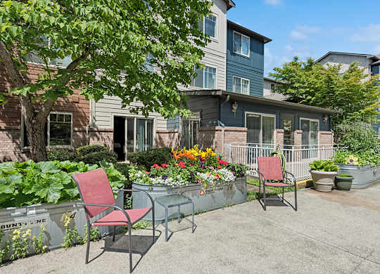Courtyard patio at Alderwood Court in Lynnwood WA