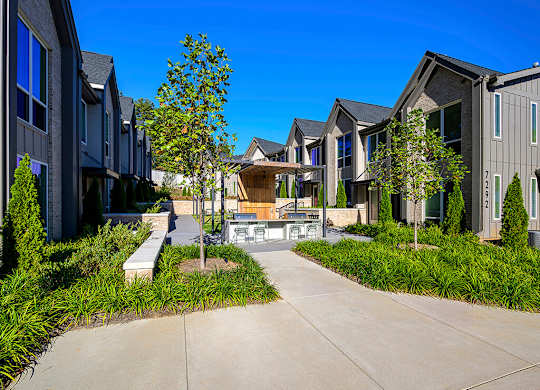 Courtyard at the townhomes Wayfern Apartments Sandy Springs GA