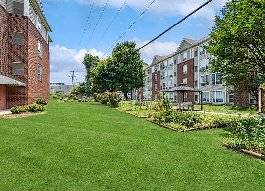 Courtyard Exterior Garden at Guardian Place in Richmond, VA
