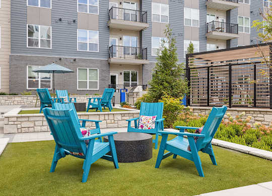 Courtyard lawn chairs at Jayden Apartments in Peabody MA