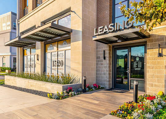 Exterior Building  Entrence at Heights at 1520 Apartments in Houston TX
