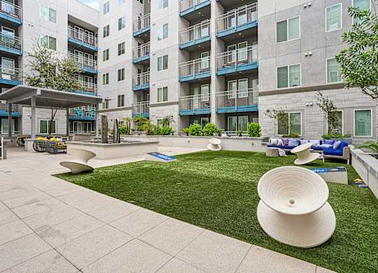 Entertainment courtyard at Norte Town Lake Apartments in Tempe Arizona