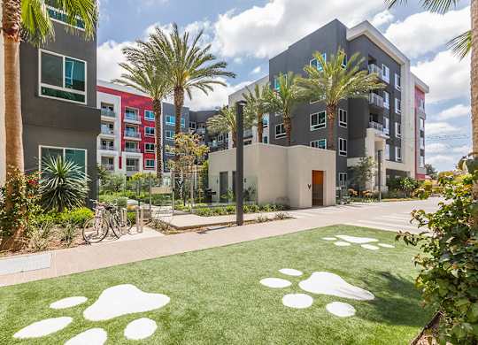 Exterior Pet Park Paw Spot and Pet Wash at Vita Apartment Homes in Orange CA