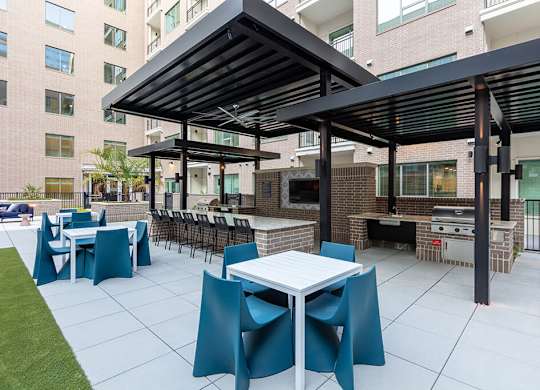 Pool Grill Area Seating at 1810 Main Apartments in Houston TX