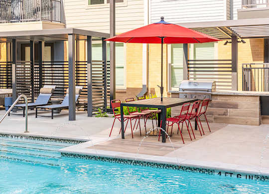 Pool grills at Heights at 1520 Apartments in Houston TX