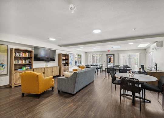 Social lounge at Auburn Court Apartments in Auburn WA