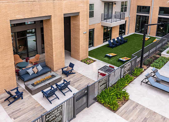 Social patio at Heights at 1520 Apartments in Houston TX