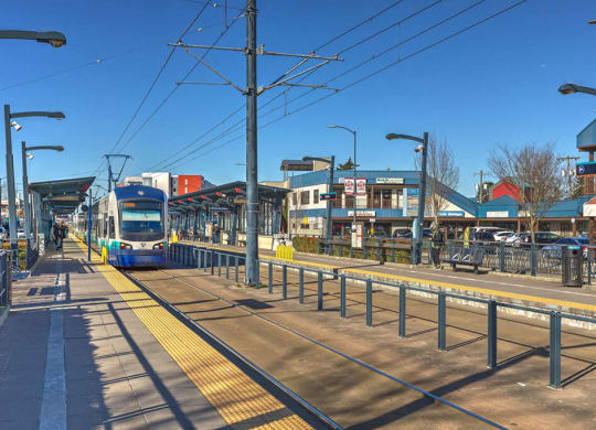 a train pulling into a train station in a city