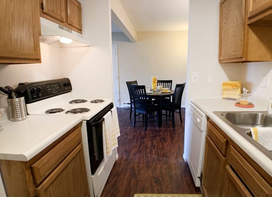 Fully Equipped Kitchen at Crown Station Apartments, Ohio, 45102