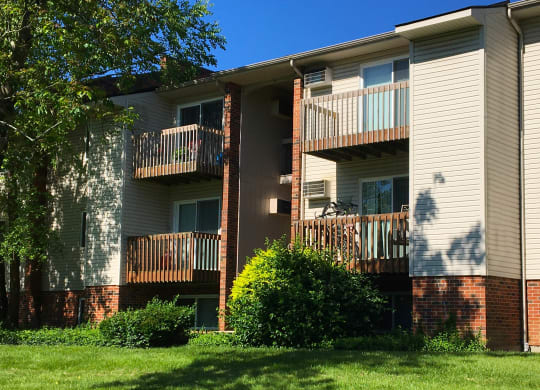 building with two balconies and a yard at Oakwood Apartments, Florence, KY