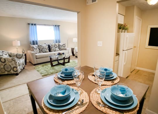 Living and dining at Oakwood Apartments, Florence, 41042