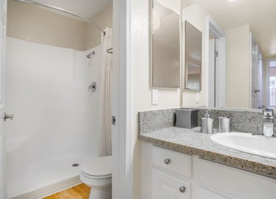 Bathroom With Bathtub at Redlands Park Apts, Redlands, 92373