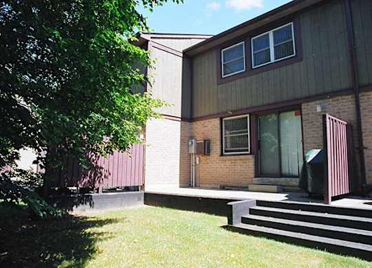 Waterford Townhouses in Mississauga, ON private backyard with deck