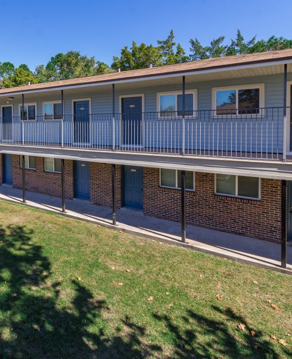 this is a photo of the courtyard at harvard square apartments in dallas, tx
