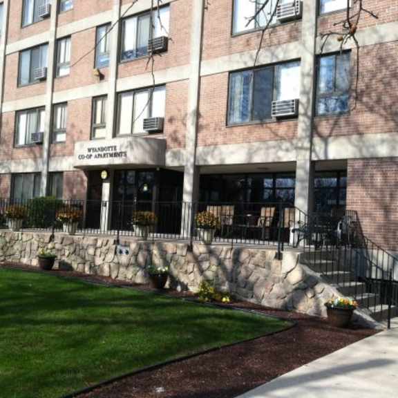a brick building with a sign that says "windom's co-op apartments".