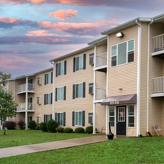 building exterior at boggan estates apartments in tupelo, ms
