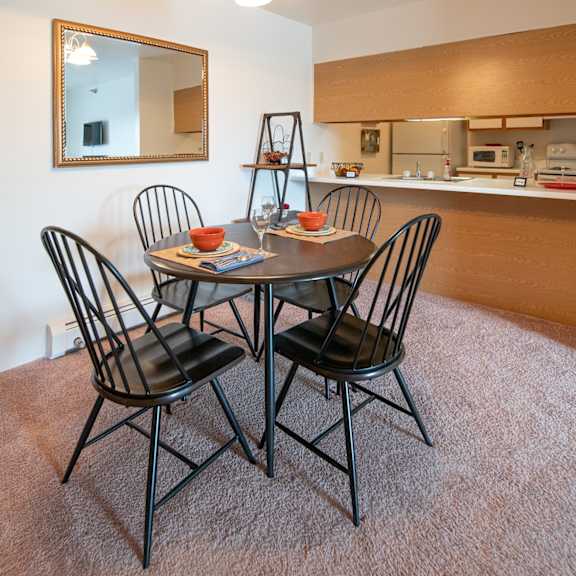 dining area at custer estates in monroe, mi