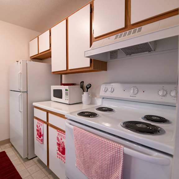 spacious kitchen at custer estates in monroe, mi